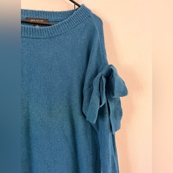 Ann Taylor Wool Blend Teal Blue Sleeve Bow Crewneck Pullover Sweater Medium - Picture 6 of 16